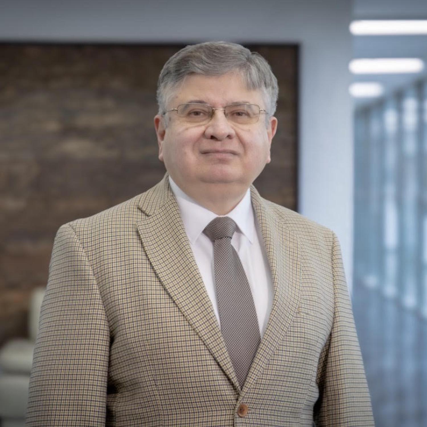 Dr.  Luis Quezada Llanca